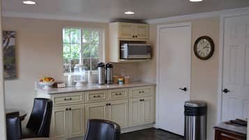 ๋งค์ผ ์ ๋ฝ์ ๋ฌด๋ฃ ์์นจ ์์ฌ ํฌํจ