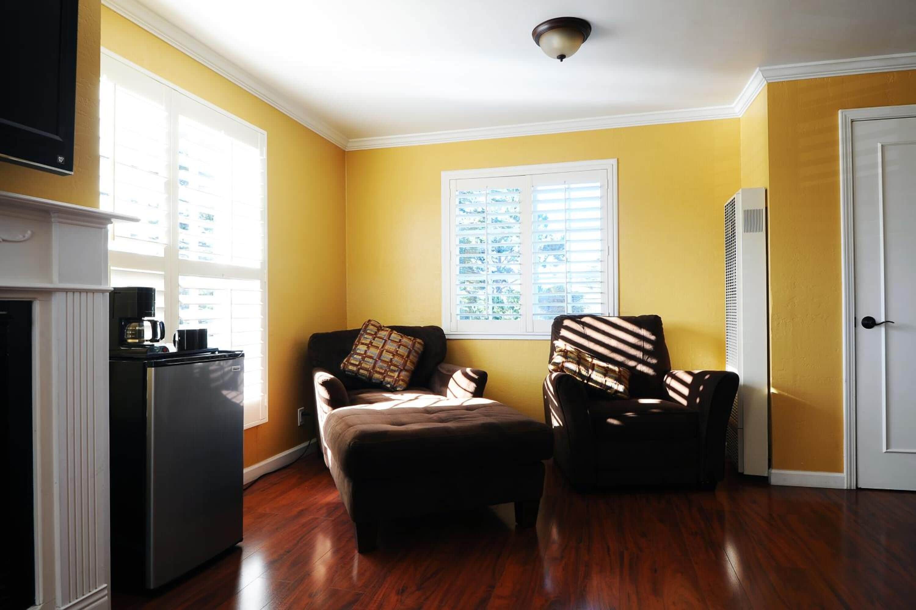 deluxe room, 1 king bed, jetted tub | living room | 37-inch flat-screen tv with cable channels, tv