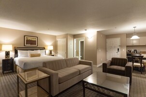 客房内保险箱、办公桌、笔记本电脑工作区、遮光窗帘