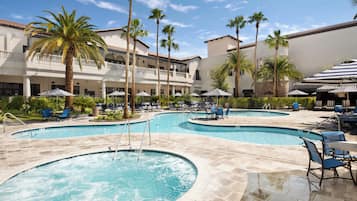 2 ulkouima-allasta, lämmitetty uima-allas, maksullisia cabañoita