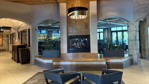 Een receptiehal met een bar, zitgedeelte en een open haard.