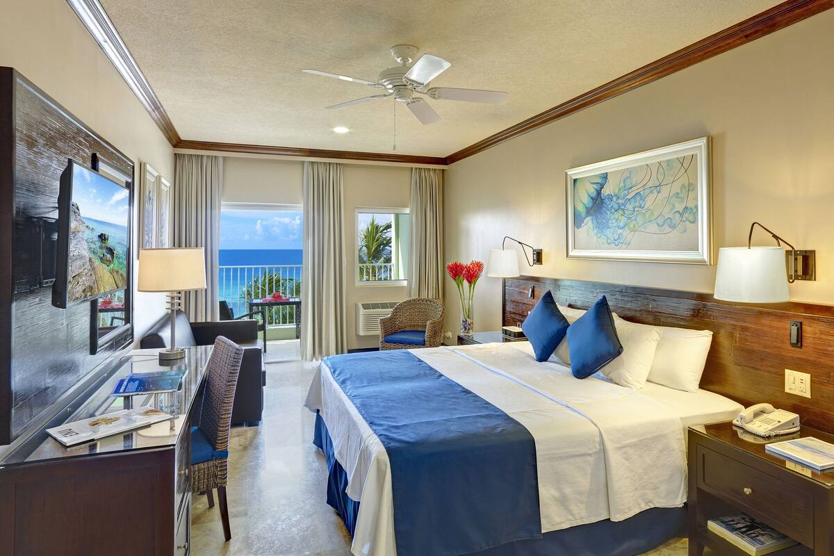 Rom – deluxe, ved havkanten | Safe på rommet, skrivebord og skrivebord for bærbar PC
