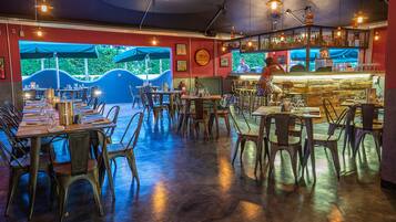 2 restaurants; breakfast, lunch, and dinner served