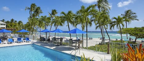 Piscine extérieure, parasols de plage, chaises longues