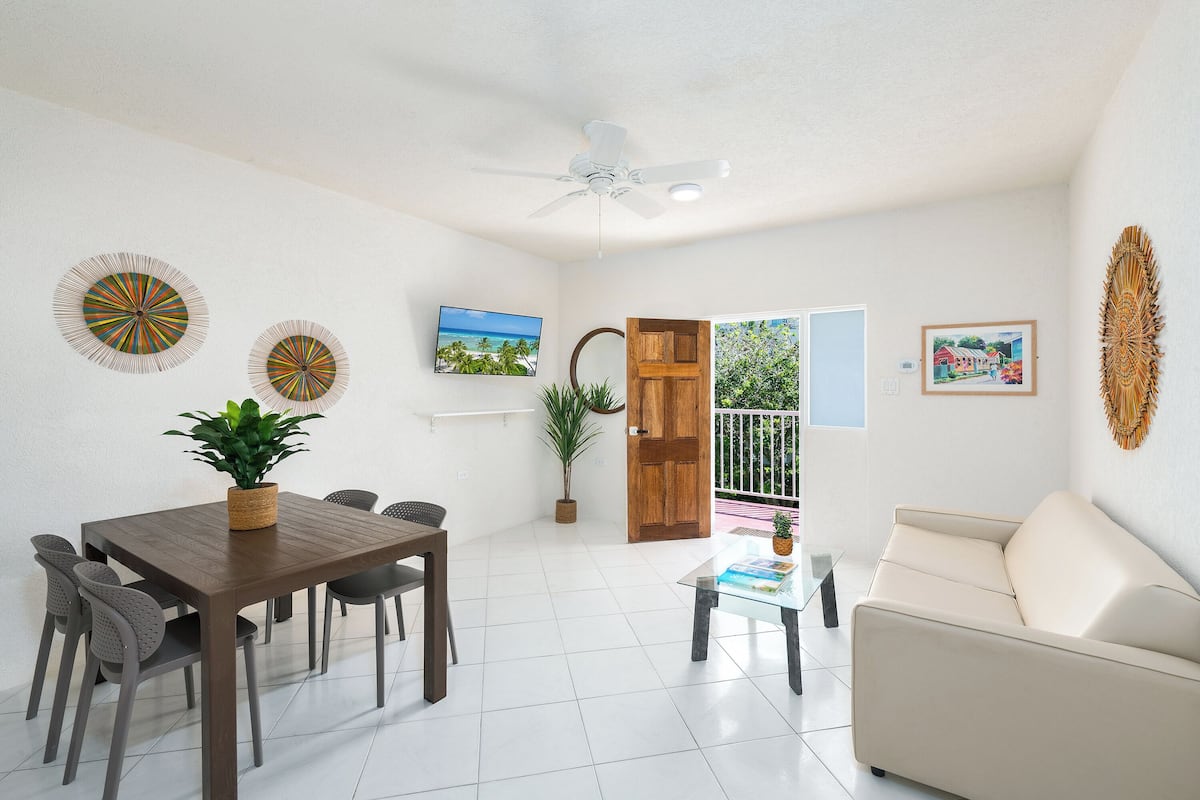 Leilighet – deluxe, 1 soverom, hageutsikt | Oppholdsområde | En 40-tommers TV med kabel-kanaler samt iPod-dokkingstasjon