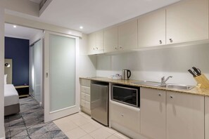 Frigorífico, microondas, placa de cocina y cafetera o tetera