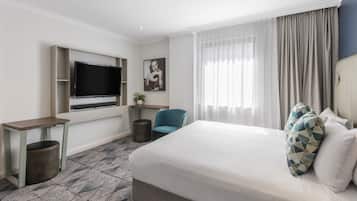 Seprai premium, bantalan ekstra lembut, brankas, dan meja kerja