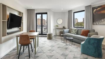 Deluxe-huone, 1 makuuhuone | Oleskelualue | LCD-televisio, DVD-soitin, maksullisia elokuvia