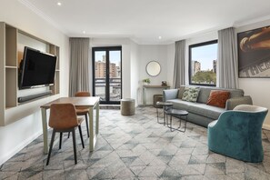 Habitación Deluxe, 1 habitación | Zona de estar | Una televisión LCD, un reproductor de DVD, películas de pago