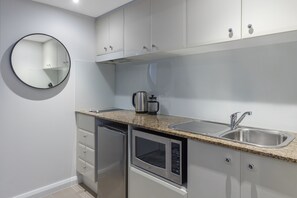 Geladeira, micro-ondas, cooktop, cafeteira/chaleira