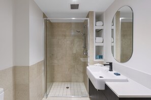Deluxe Room, 1 Bedroom | Bathroom - Club Wyndham Sydney (Sydney)