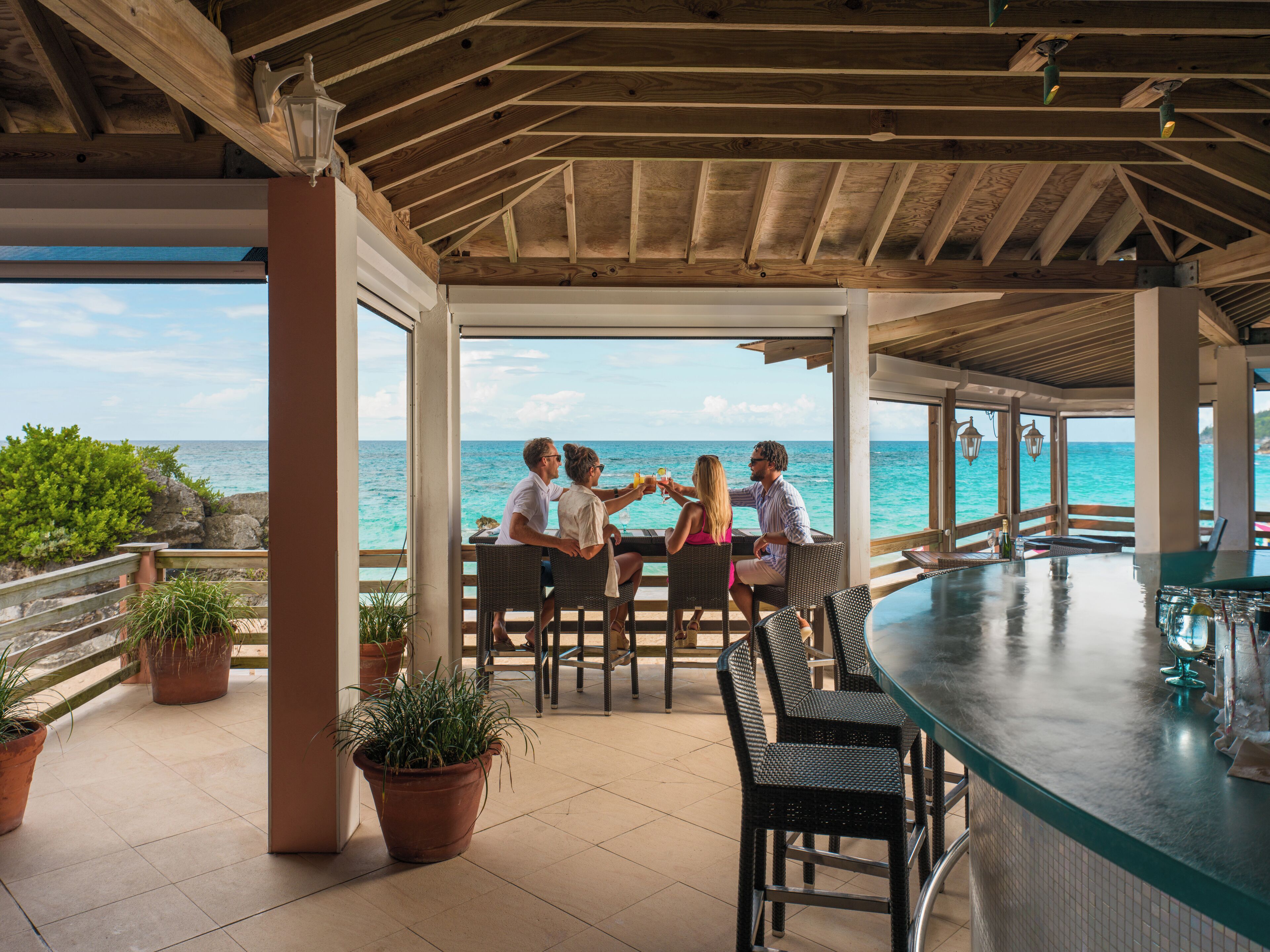 3 か所のレストラン、朝食に営業