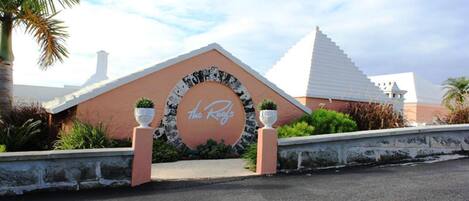 Un edificio con una entrada de arco distintiva y un letrero que dice "The Reef".