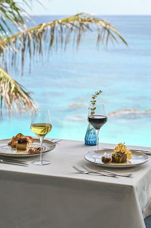 3 restaurants servant le petit déjeuner, le déjeuner et le dîner