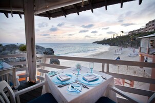 Mesa para dos con vista a la playa y al océano.