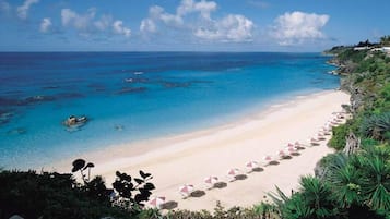 Plage, sable blanc, chaises longues, parasols