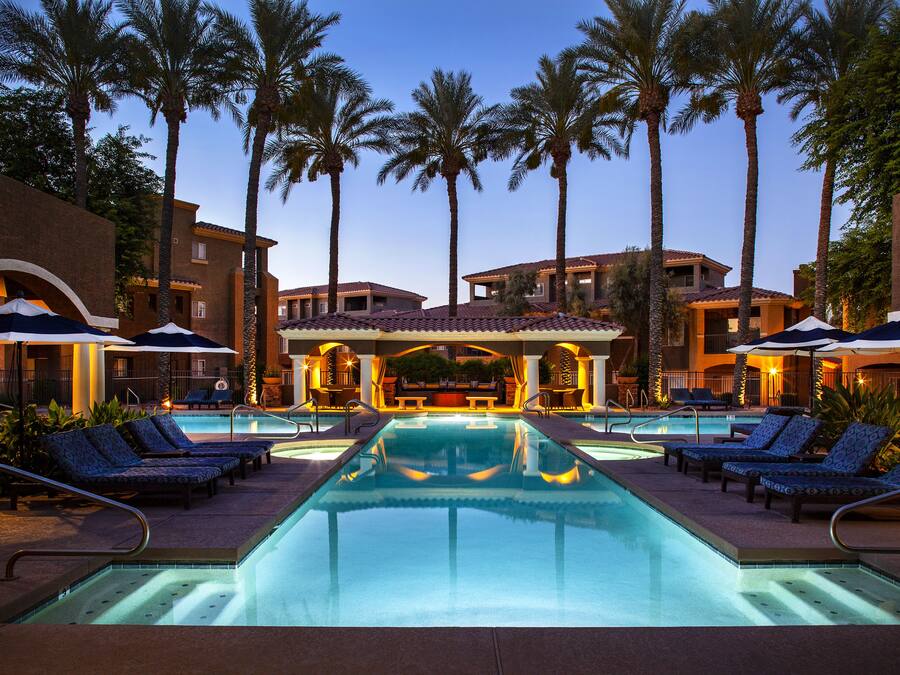 Een buitenzwembad, een verwarmd zwembad