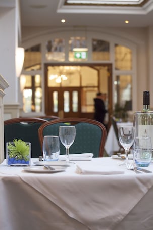 2 间餐厅,供应早餐、午餐和晚餐,英国菜. 白桦树酒店