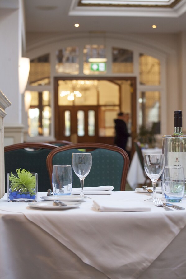 2 restaurants servant le petit déjeuner, spécialités Cuisine anglaise