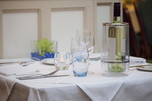 2 restaurants, breakfast, lunch, dinner served; British cuisine