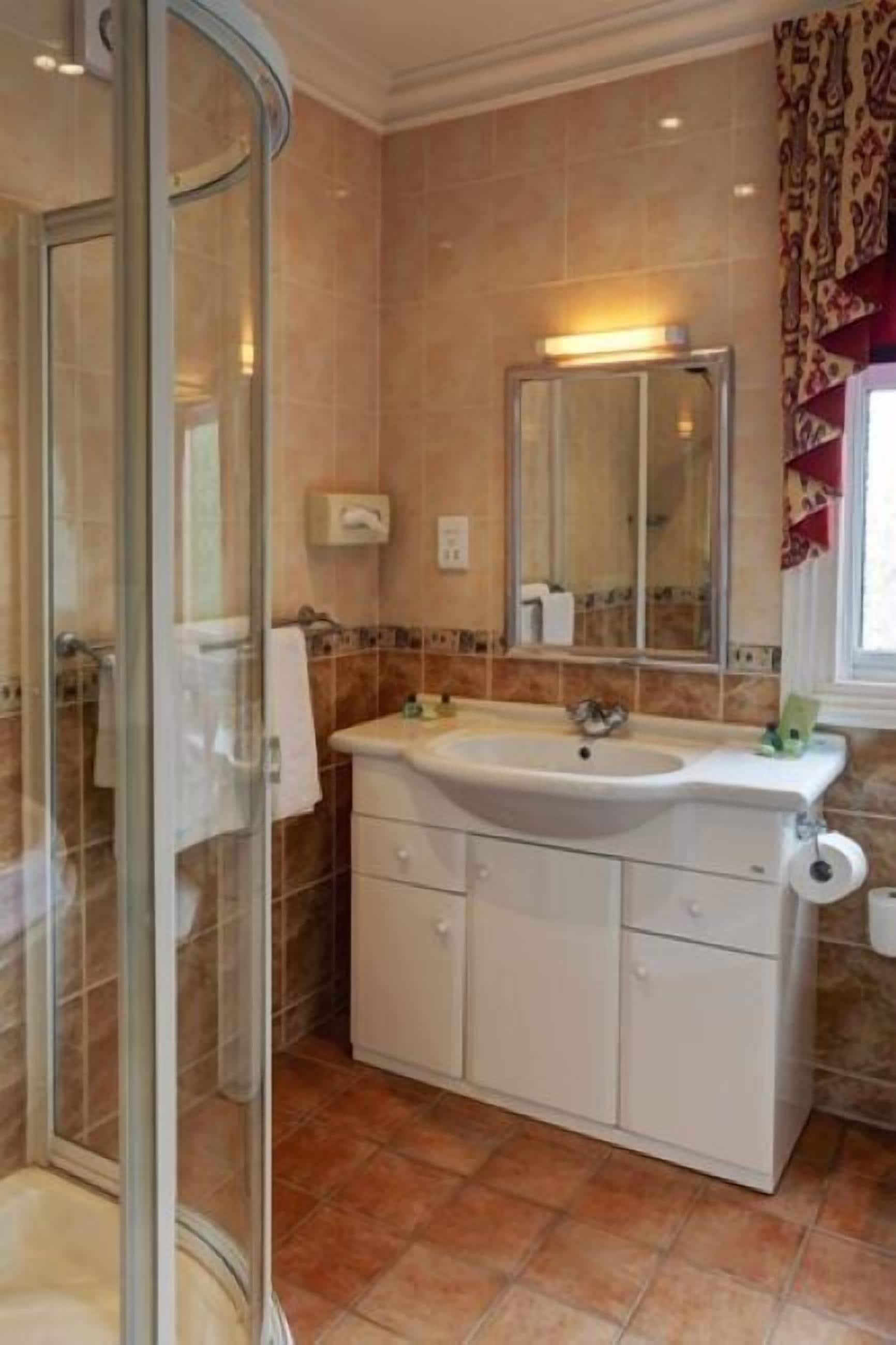 executive room | bathroom | combined shower/bathtub, deep-soaking bathtub, free toiletries