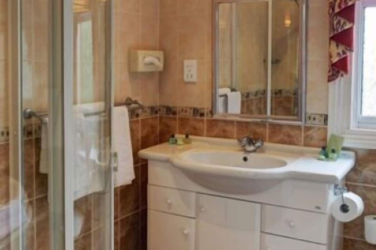 executive room | bathroom | combined shower/bathtub, deep-soaking bathtub, free toiletries