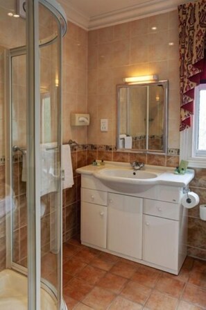 Executive Room | Bathroom | Combined shower/tub, deep soaking tub, free toiletries, hair dryer - The Birch Hotel (Haywards Heath)