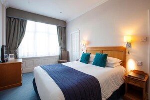 Escritorio, cortinas blackout y tabla de planchar con plancha 