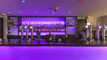 2 bars/lounges