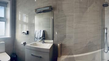 Family Room, Non Smoking (Multiple Beds) | Bathroom