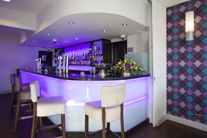 2 bars/lounges