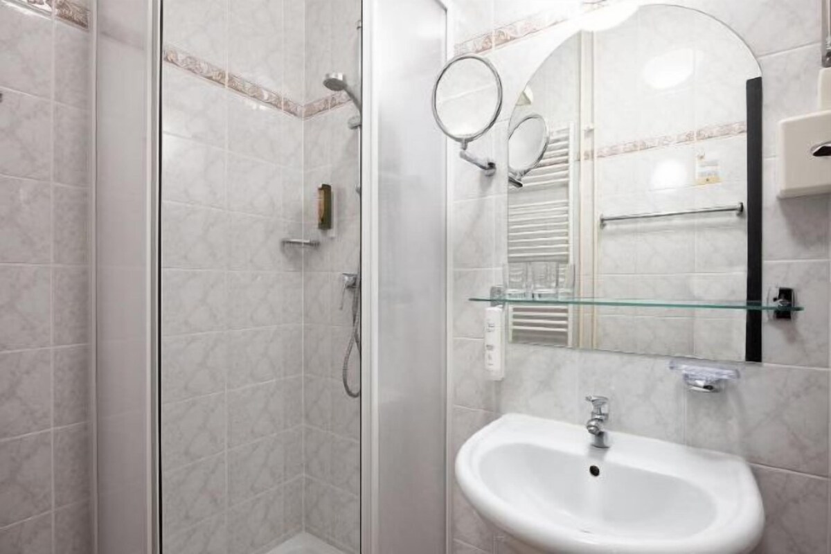 Bathroom | Combined shower/tub, free toiletries, hair dryer, slippers