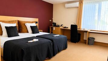 Standard Twin Room | Down comforters, minibar, in-room safe, desk