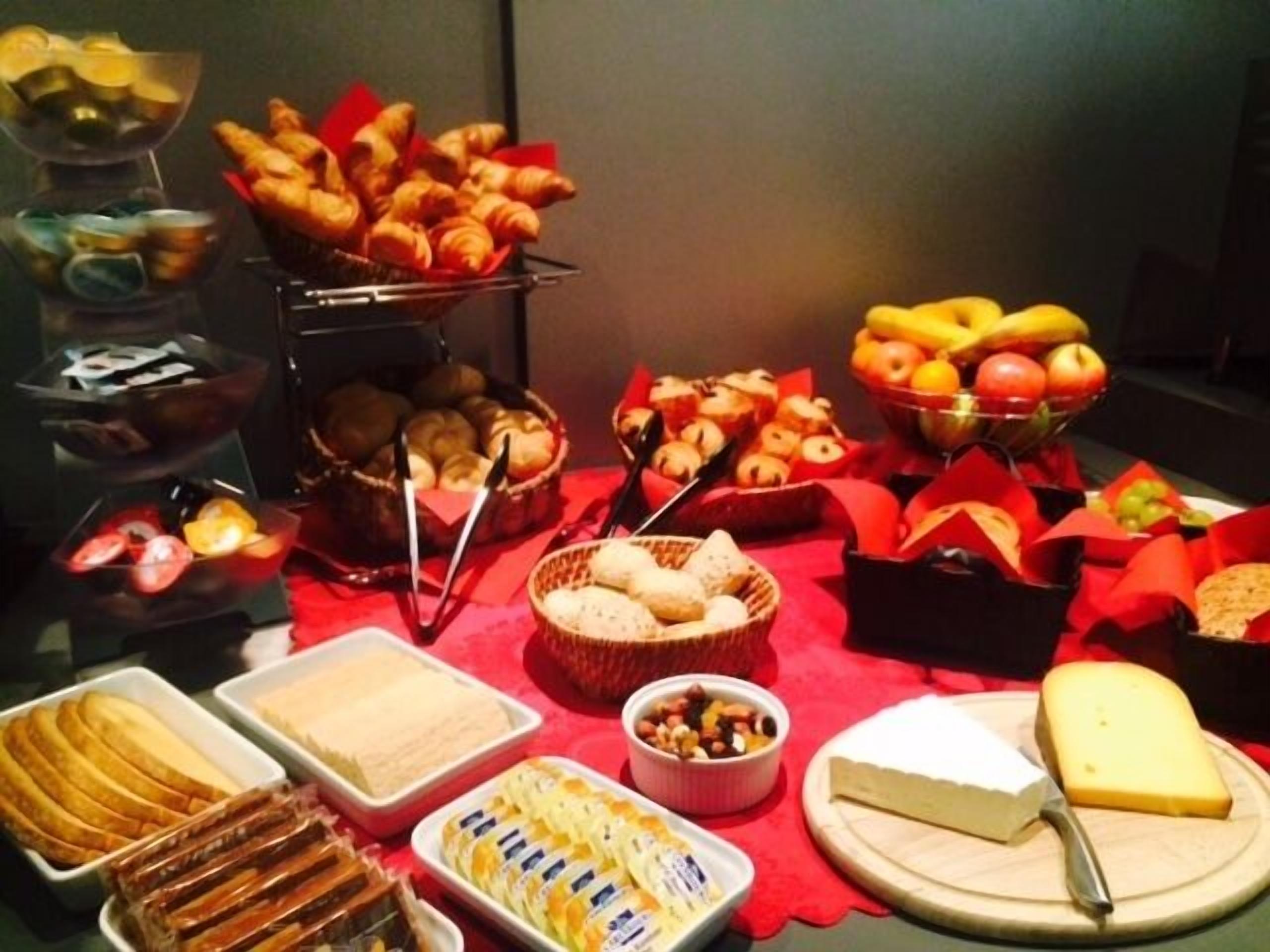 Frühstücksbuffet am Wochenende (19 EUR pro Person)