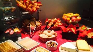 Frühstücksbuffet am Wochenende (19 EUR pro Person)