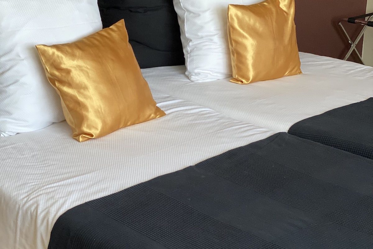 standard twin room | down duvets, minibar, in-room safe, desk