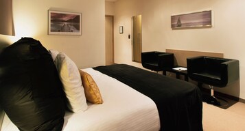 Edredons de pluma, frigobar, cofres nos quartos, escrivaninha