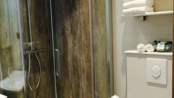 Shower, rainfall showerhead, free toiletries, hair dryer
