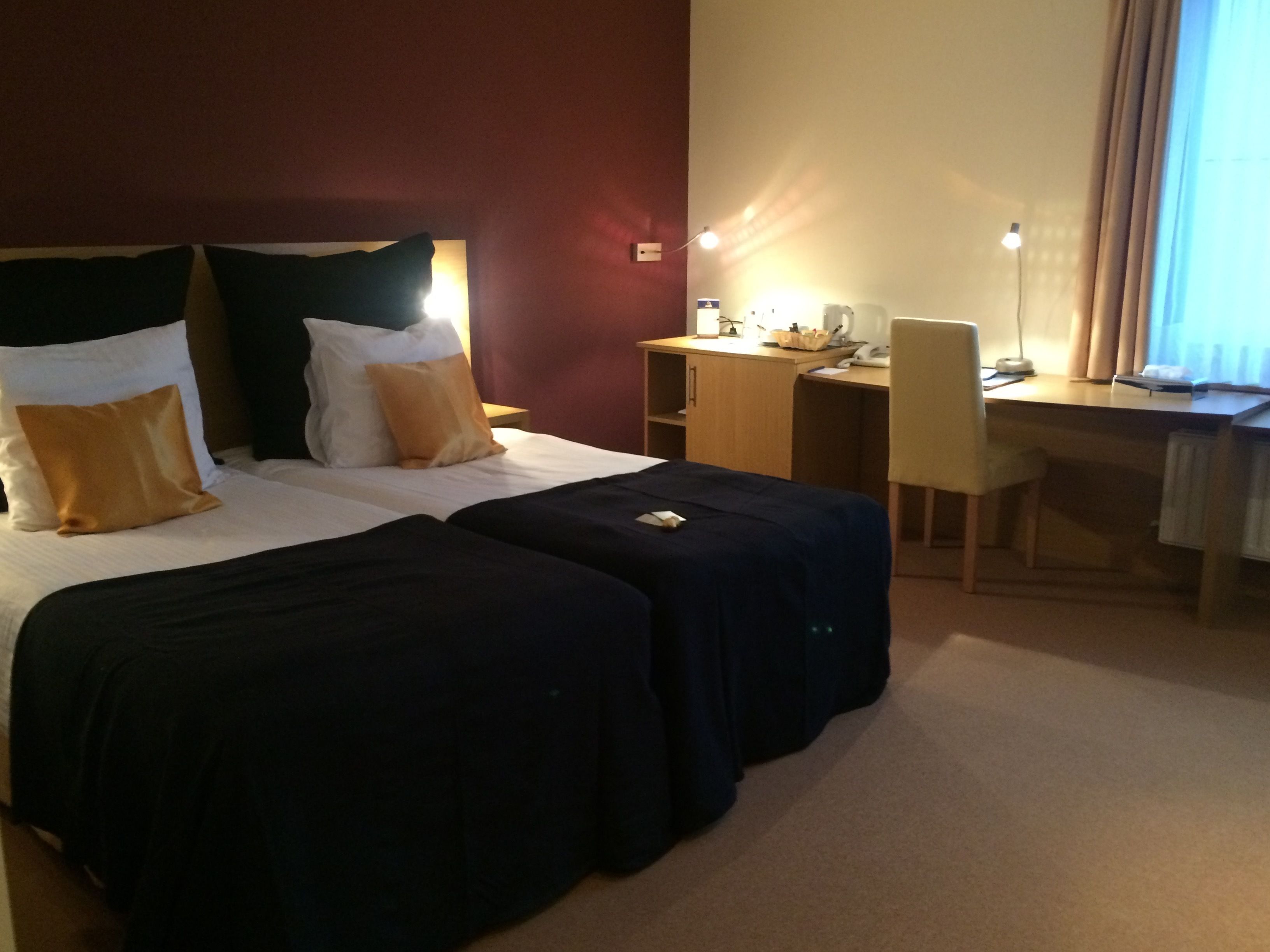 standard twin room | down duvets, minibar, in-room safe, desk