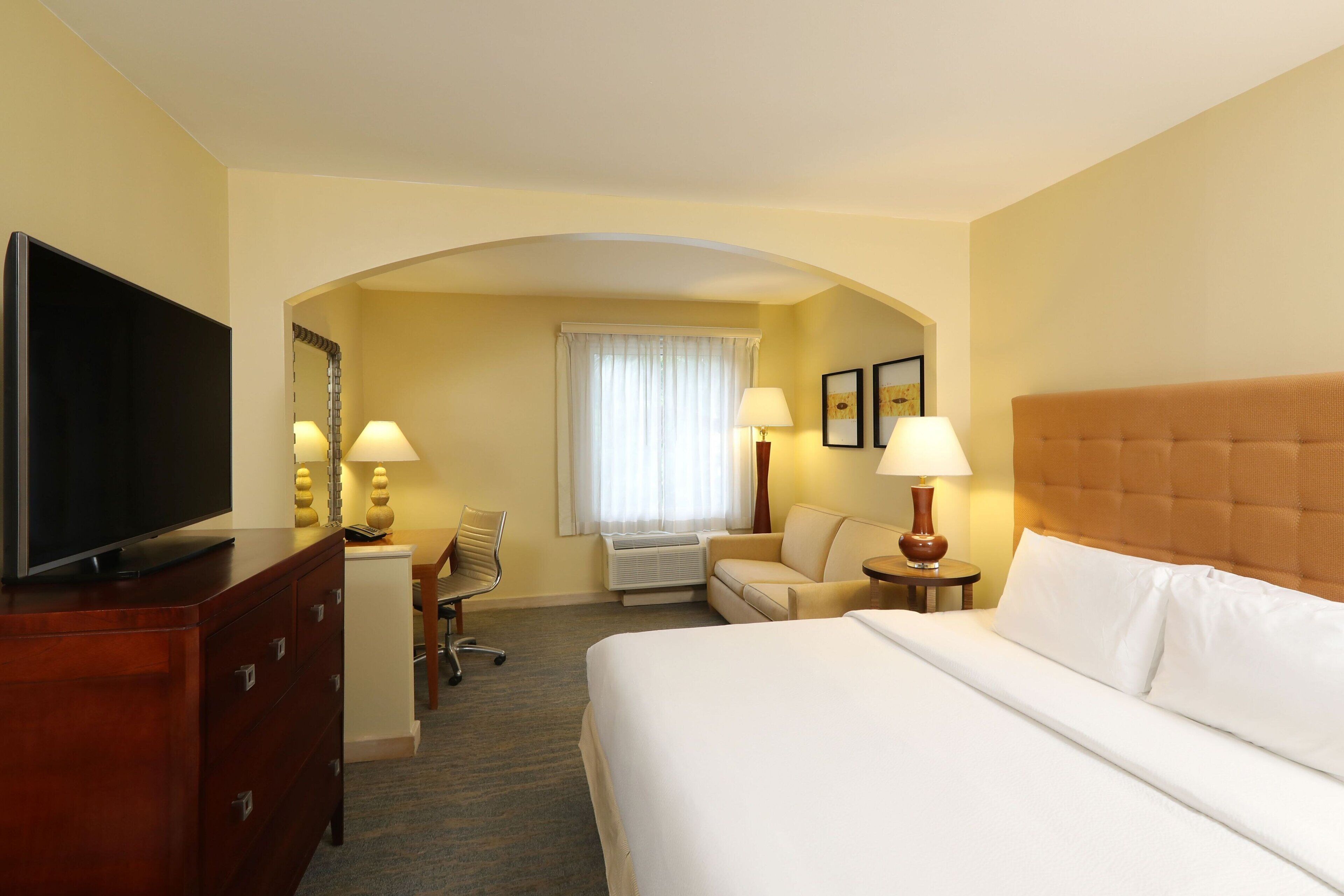 traditional room, 1 king bed | premium bedding, pillow-top beds, in-room safe, desk