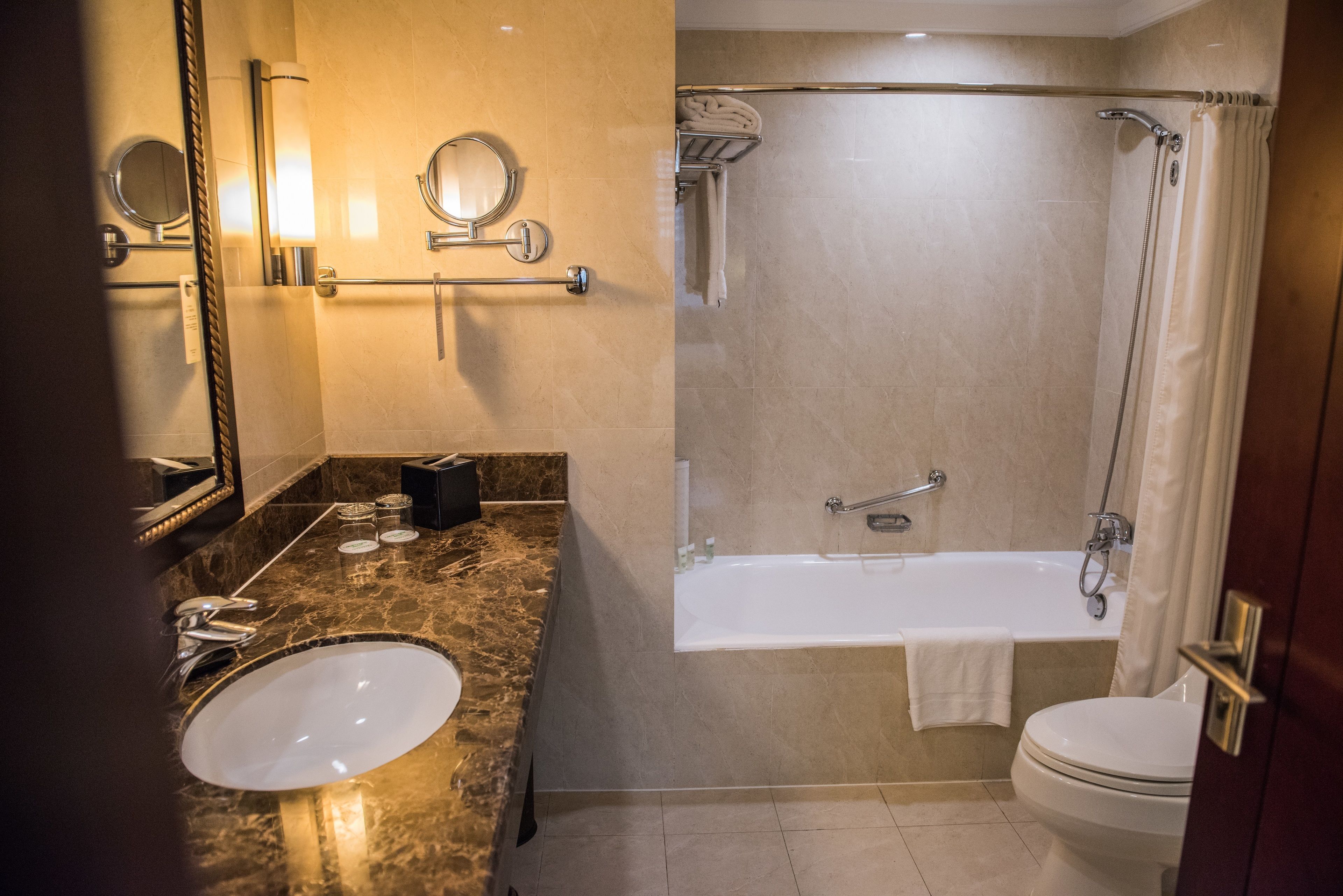 deluxe room, 2 single beds | down duvets, minibar, in-room safe, desk