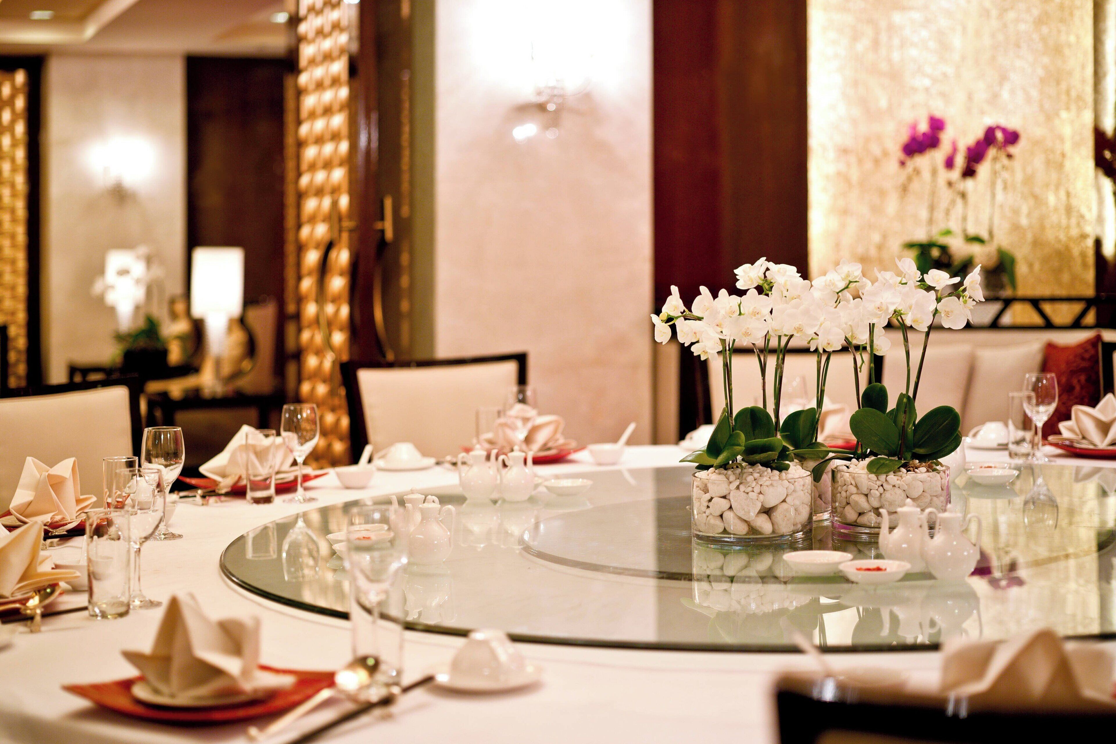 2 restaurants, breakfast, lunch, dinner served; international cuisine