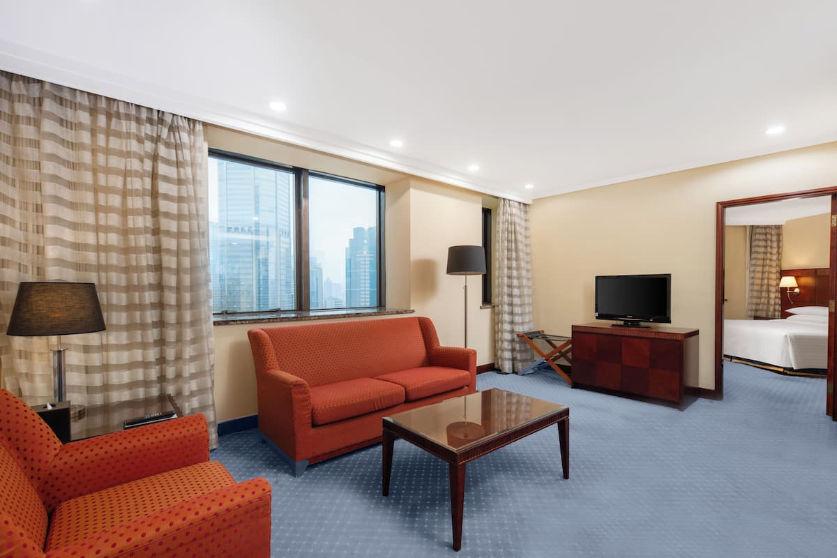 Deluxe-Zimmer, Stadtblick | Daunenbettdecken, Minibar, Zimmersafe, Schreibtisch