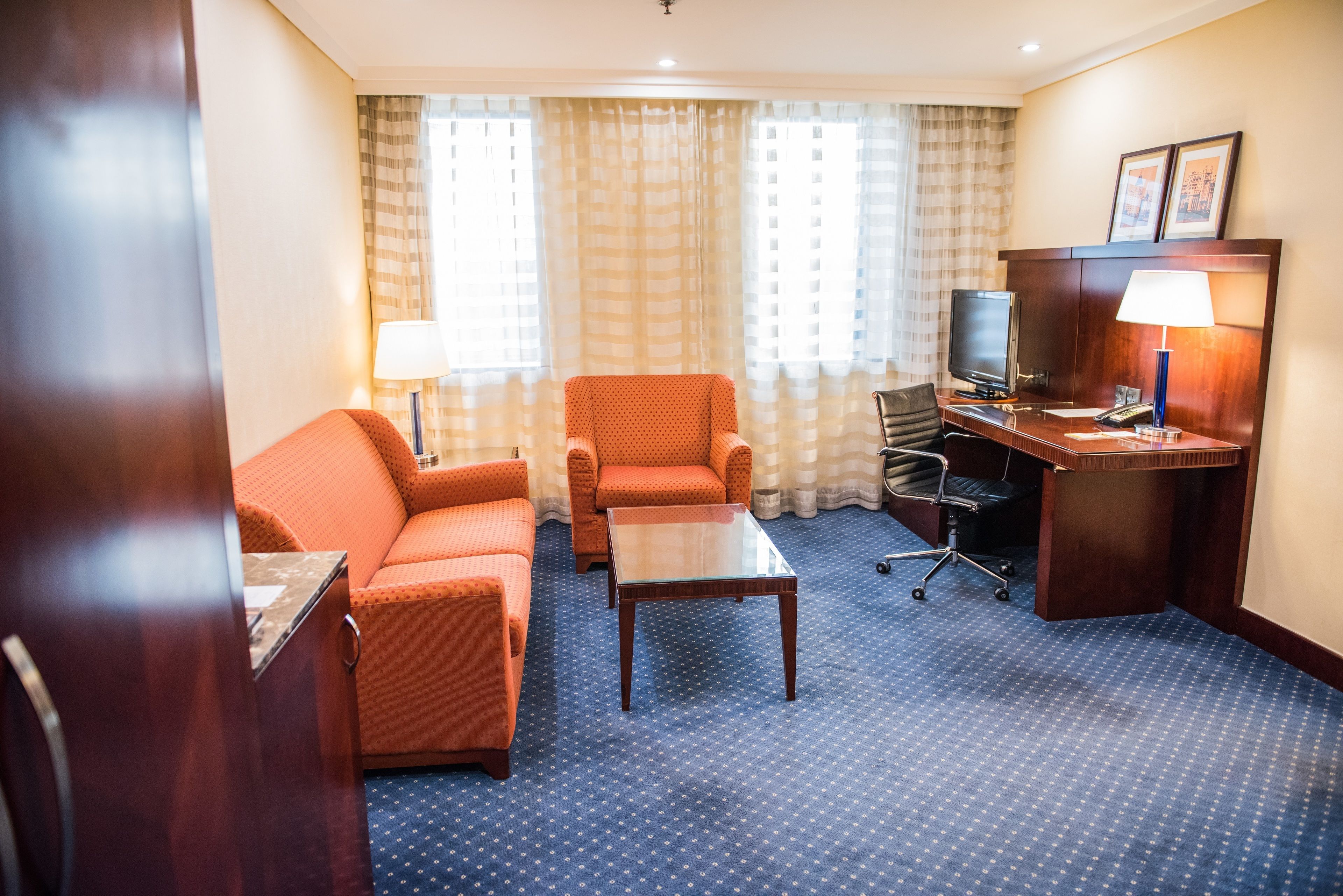 deluxe suite, 1 king bed, executive level | down duvets, minibar, in-room safe, desk