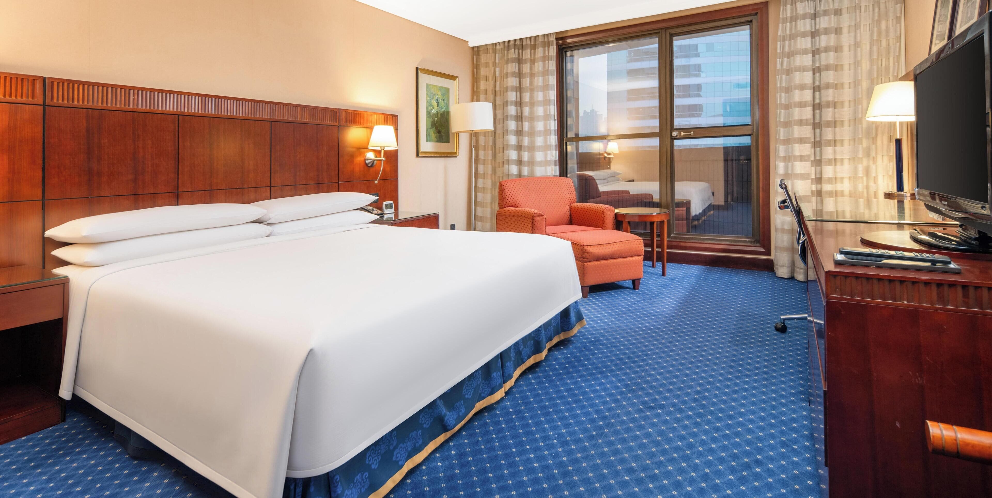 Doppia Basic, vista città | Copriletto in piuma, minibar, una cassaforte in camera, una scrivania