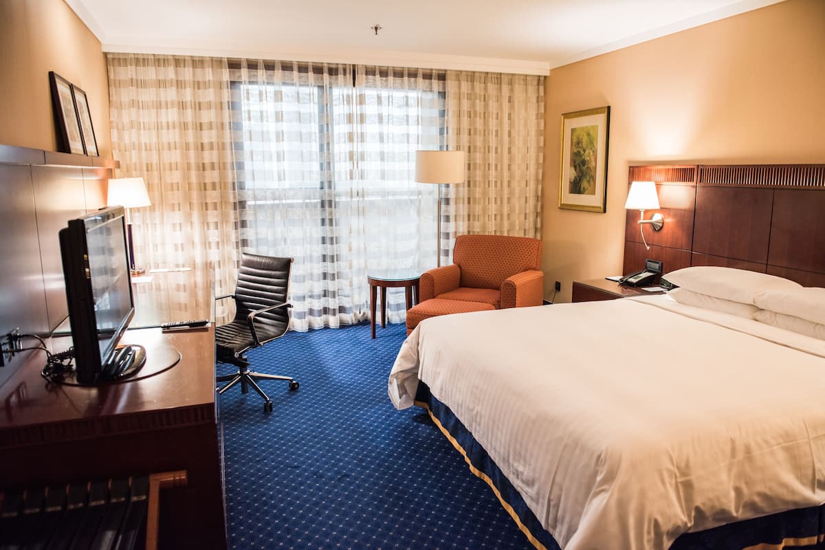 豪華客房, 1 張特大雙人床 | 羽絨被、迷你吧、客房內保險箱、書桌