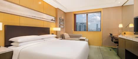 Donsdekens, een minibar, een kluis op de kamer, een bureau