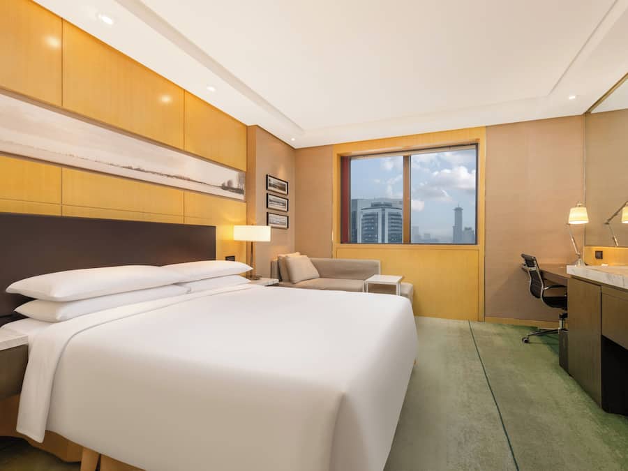 Edredones de plumas, minibar, caja fuerte y escritorio