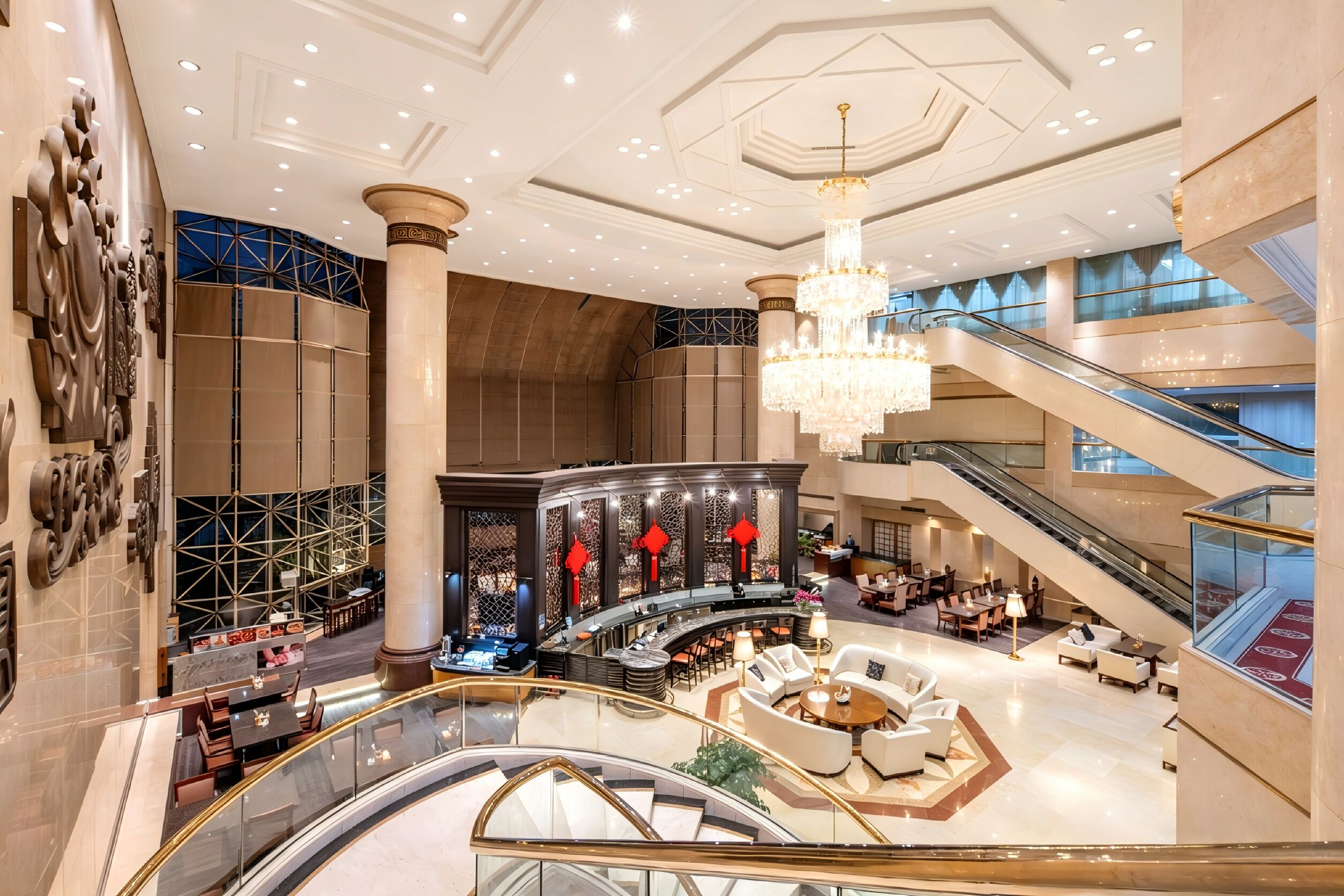 2 restaurants; breakfast, lunch and dinner served 