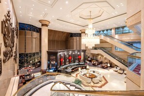 2 restaurants; breakfast, lunch, and dinner served - Shanghai QILU Hotel (Shanghai)